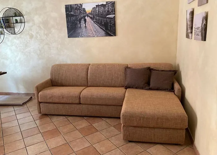 Guesthost - Darsena & Navigli Cosy Flat Apartment Milan
